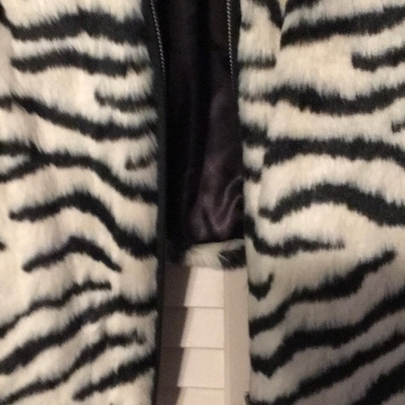 EUC,Terry Lewis design,Faux Tiger fur, Ivory and Black,size 1X, Cropped jacket - Picture 6 of 7